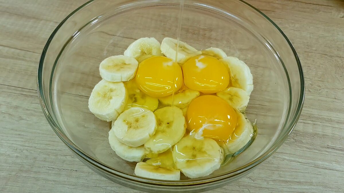 Вкусные и нежные банановые оладьи без муки. Этот рецепт идеально подходит для завтрака. Готовится очень быстро. Дети у меня просто обожают эти маленькие оладьи, особенно им нравятся они со сметаной.-3