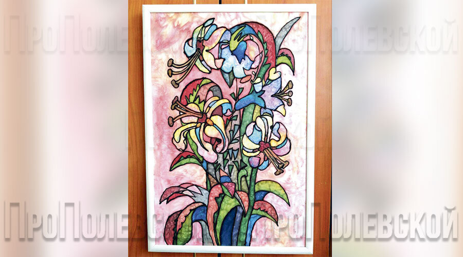 На фото работа Анны Удаловой «Лилии» в технике росписи по шёлку (холодный батик) 