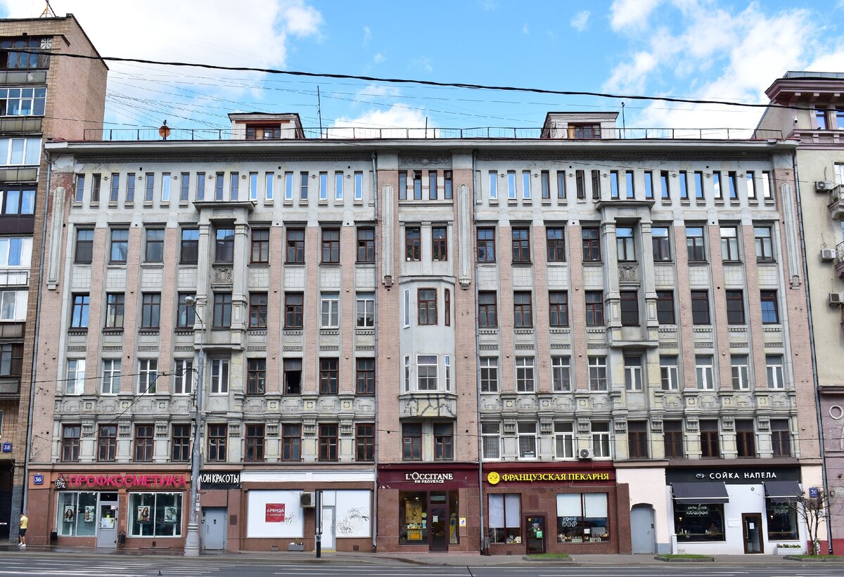 Именно в этом доме жил Владимир Владимирович. Его же он упоминал в нескольких своих произведениях