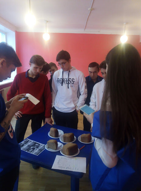 Хлеб, кстати, потом выкинули.