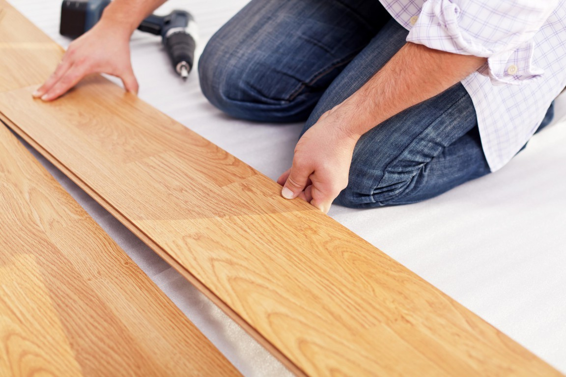 Как уложить ламинат на деревянный пол: особенности, порядок укладки, инструкция