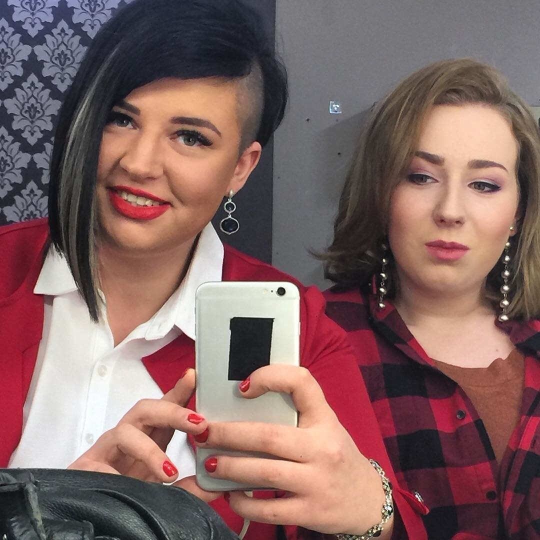 Разборки в социальных сетях между Александрой Черно и её младшей сестрой Татьяной продолжаются. Таня пожила у Саши на квартире всего неделю, после чего с громким скандалом вылетела за дверь и теперь жалуется, что у неё на теле остались синяки. Девушка возмущена тем, как умело Саша выставила её крайней и до всех подписчиков донесла, что она пригрела на груди змею. Помимо этого сестры Черно втянули в свой конфликт бабушек. Одна поддерживает Саню, а другая - Таню.