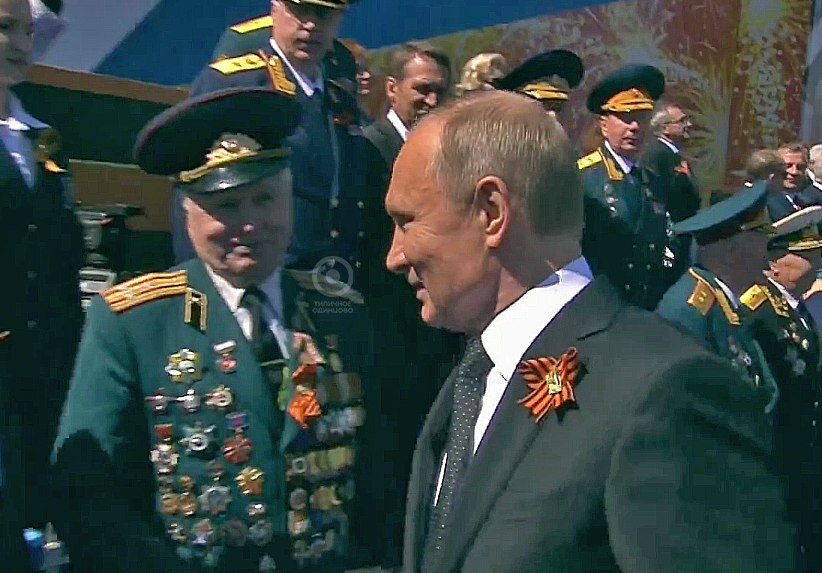 9 мая 2018. Президент Путин жмет руку Константину Сергеевичу на Параде