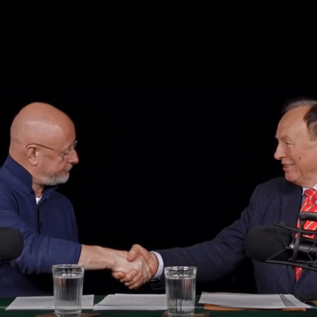 Впервые вижу мухинские граненые стаканы - с водой? 