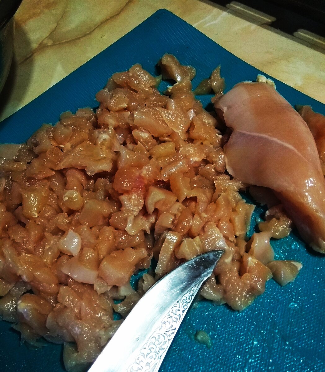 Куриное филе режем кубиком