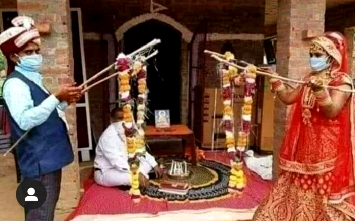                 В условиях пандемии проходят традиционные свадьбы  в Индии             
