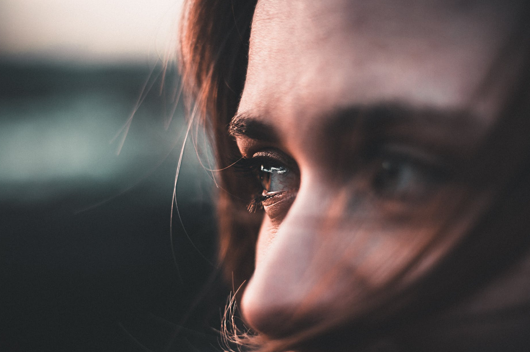 Эмоции - это то, ради чего читают книгу. / Источник: https://images.pexels.com/photos/986740/pexels-photo-986740.jpeg?auto=compress&cs=tinysrgb&dpr=2&h=650&w=940
