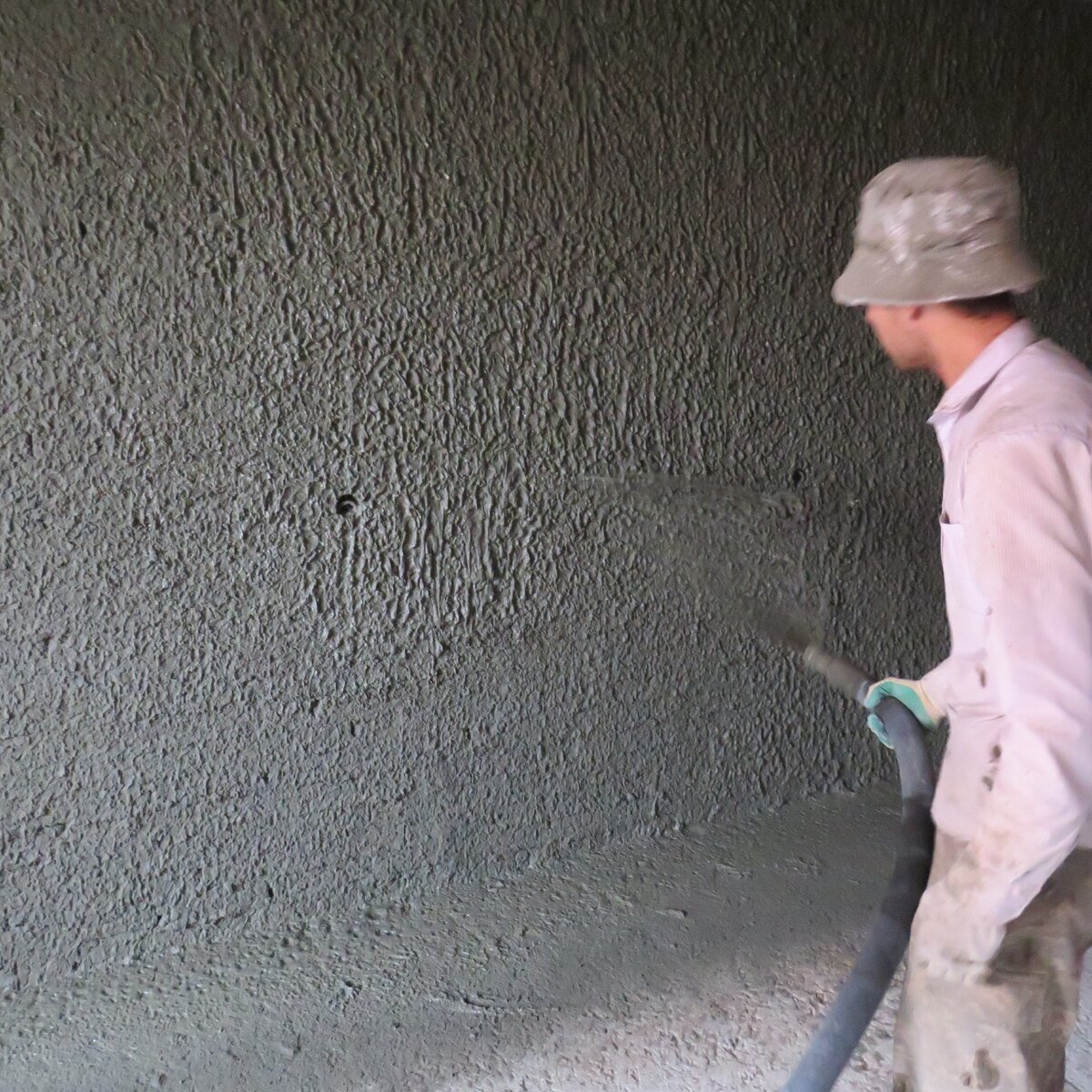 Оштукатуривание стен. Подача смеси ШС 4/6, растворонасос СО-50-А