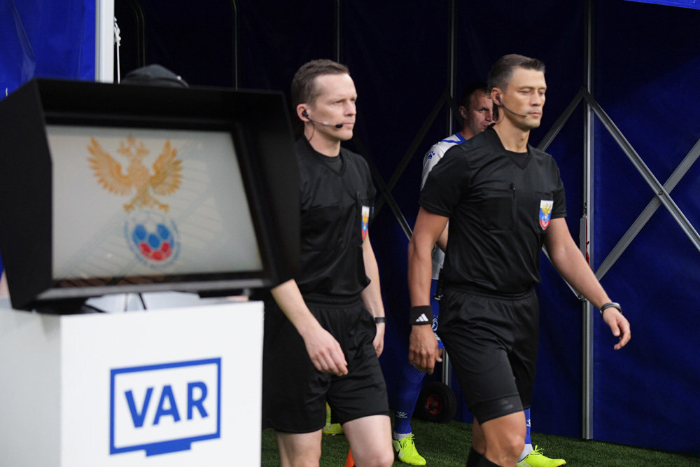 Кто решит результаты матчей нового тура? Судьи или ВАР? Фото sport70.host.