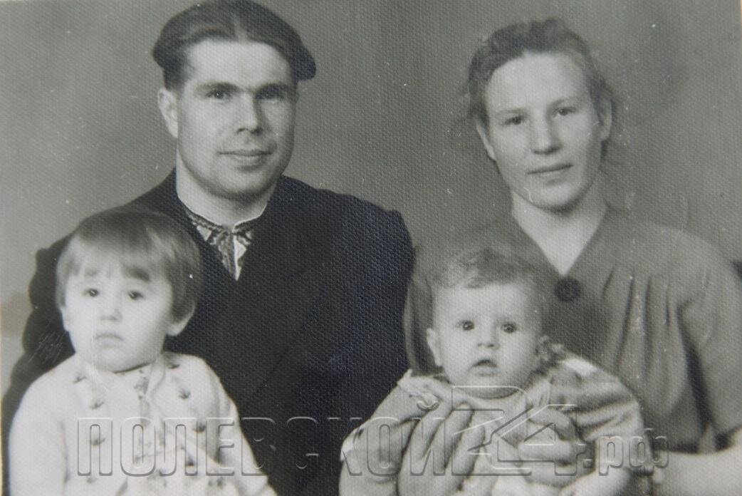 1960-е годы. Это время Чабины считают самым счастливым в своей жизни. Дети – Татьяна (слева) и Сергей (справа) – еще маленькие, а они еще молоды и полны сил