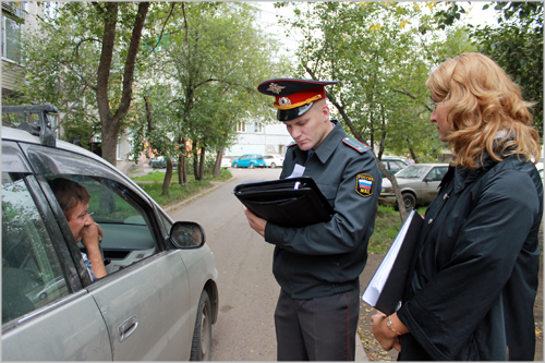 Полицейский составляет протокол. 