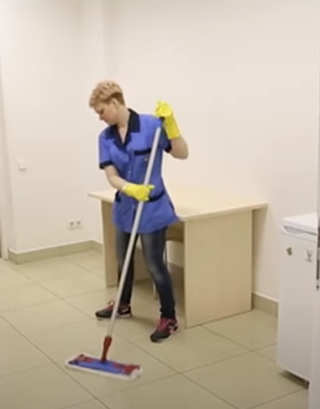 Женщина трудится уборщицей