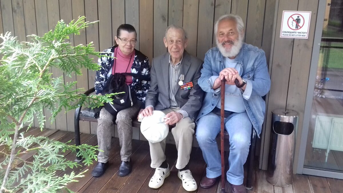 Борис Соломонович Каплан в центре