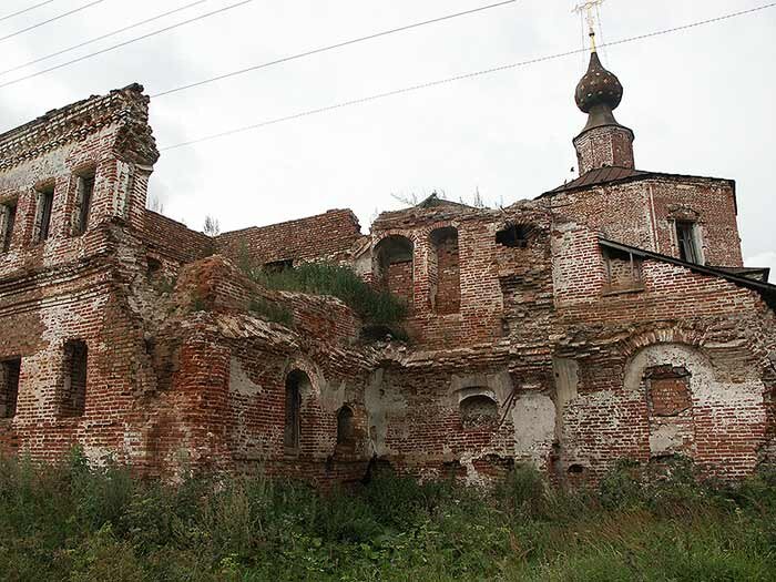 В начале 2000-х так выглядели почти все храмы Переславля-Залесского. Это все та же Смоленско-Корнилиевская церковь. Фото из интернета
