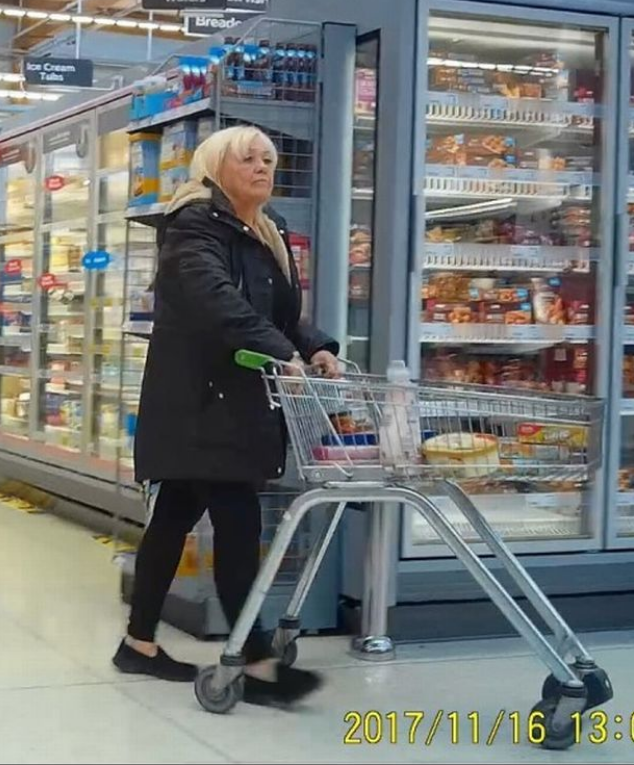 Под прикрытием следователи снимали Помфри, которая гуляет без помощи в Асде (Image: PA) 