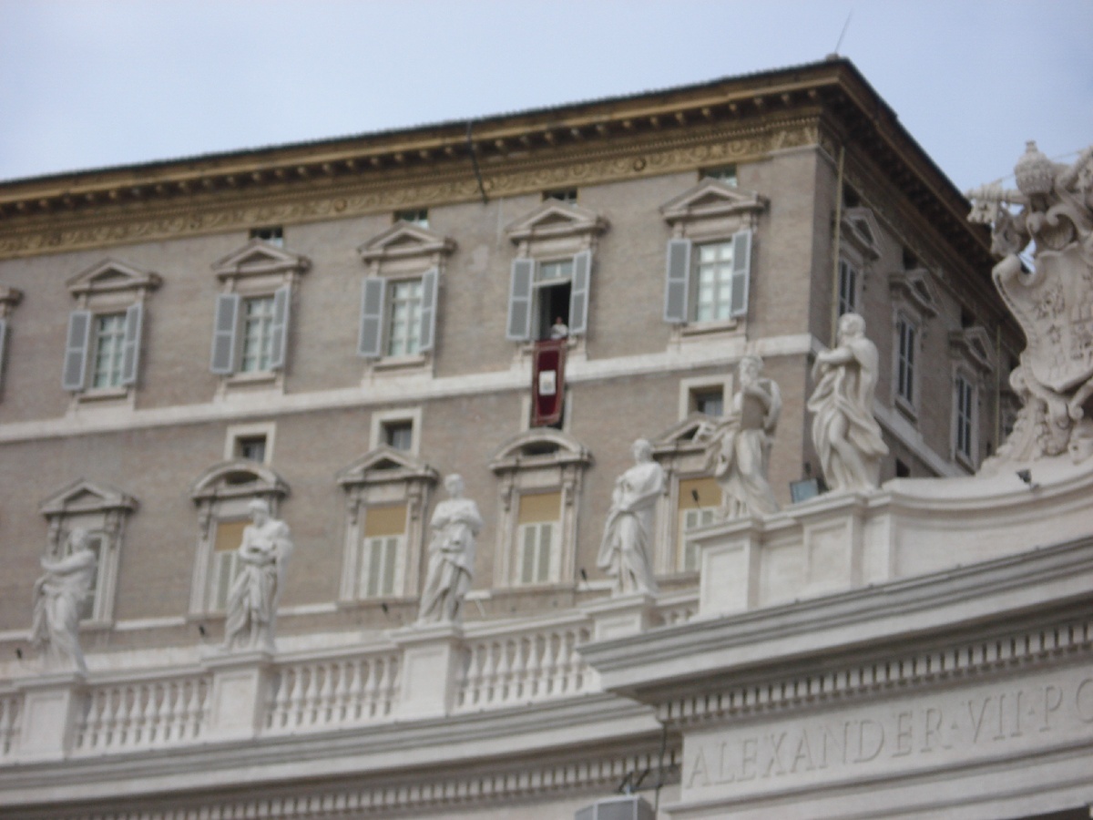 Ватикан. В этом окне появился Папа Франческо.