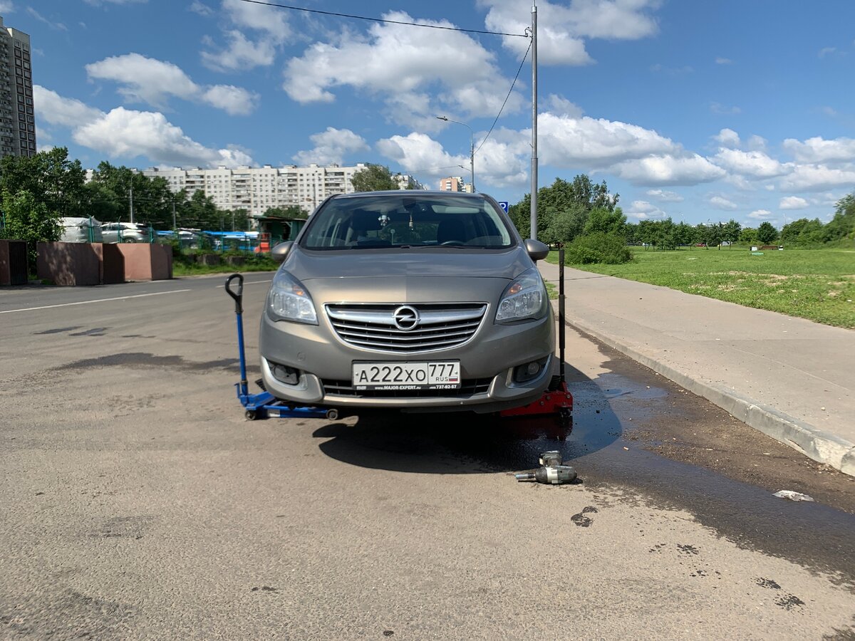 Даже на новых шинах в дороге с вами может случиться неприятность, например, саморез в колесе. Не экономьте на ремонте - ставьте полноценные заплатки вместо жгута и всегда возите с собой ремкоплект на случай недоступности шиномонтажей