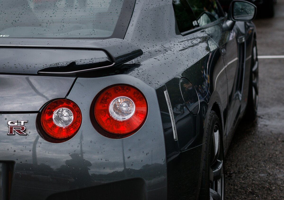 Nissan GT-R сзади.
