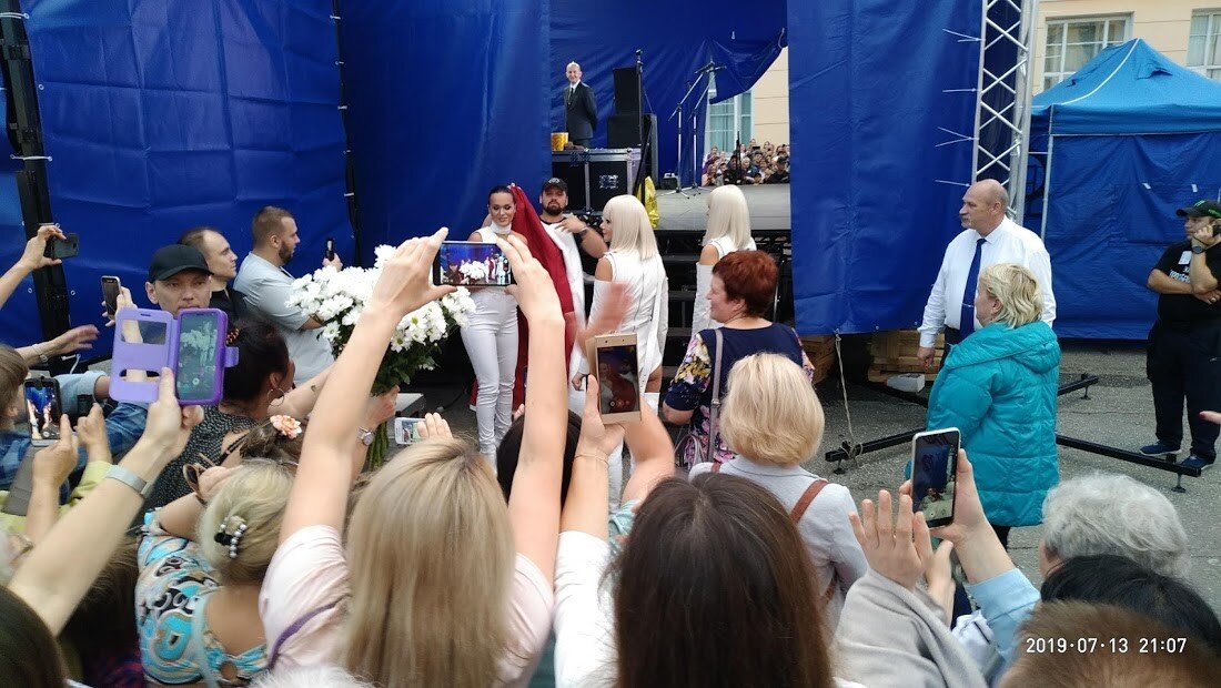 И уже не скажешь, что*Одиночество - скука*....(В народе говорили, что 15 млн.заплатили. Но народ любит приврать, преувеличить...(Ну может 3 и то не точно...)