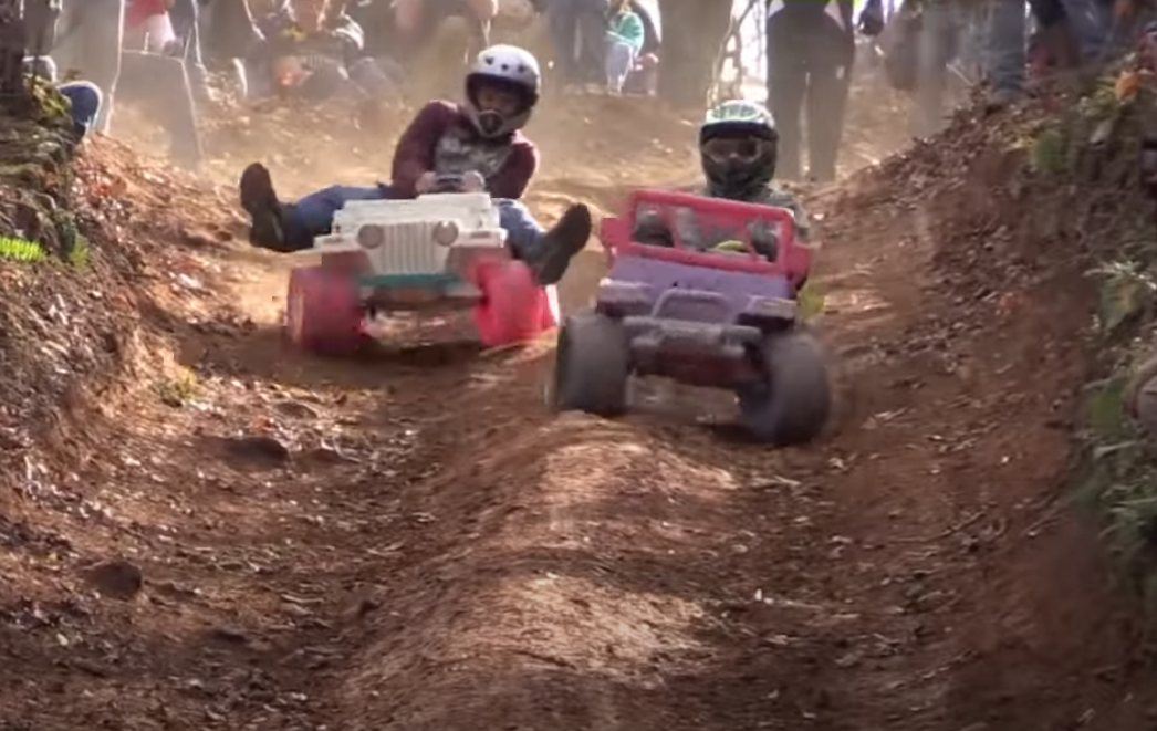 стоп кадр заезда с горы на барби-джипах