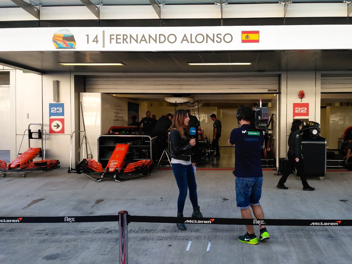 Испанские журналисты около боксов Фернандо Алонсо, 2017 год.