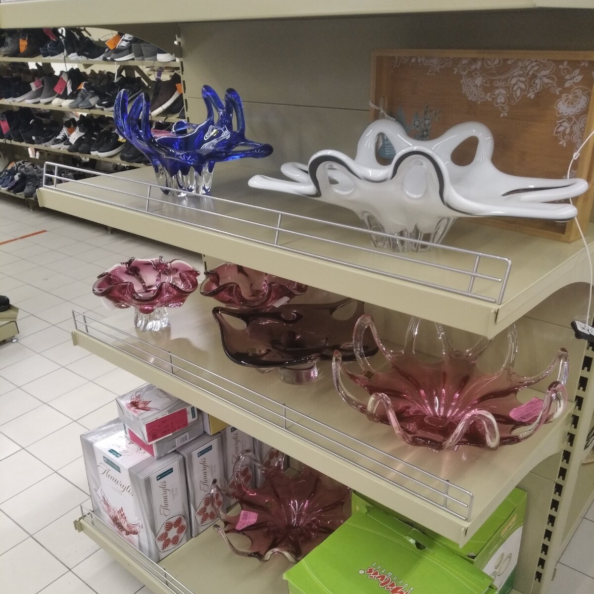 В Фамилии продают богемское цветноё стекло
