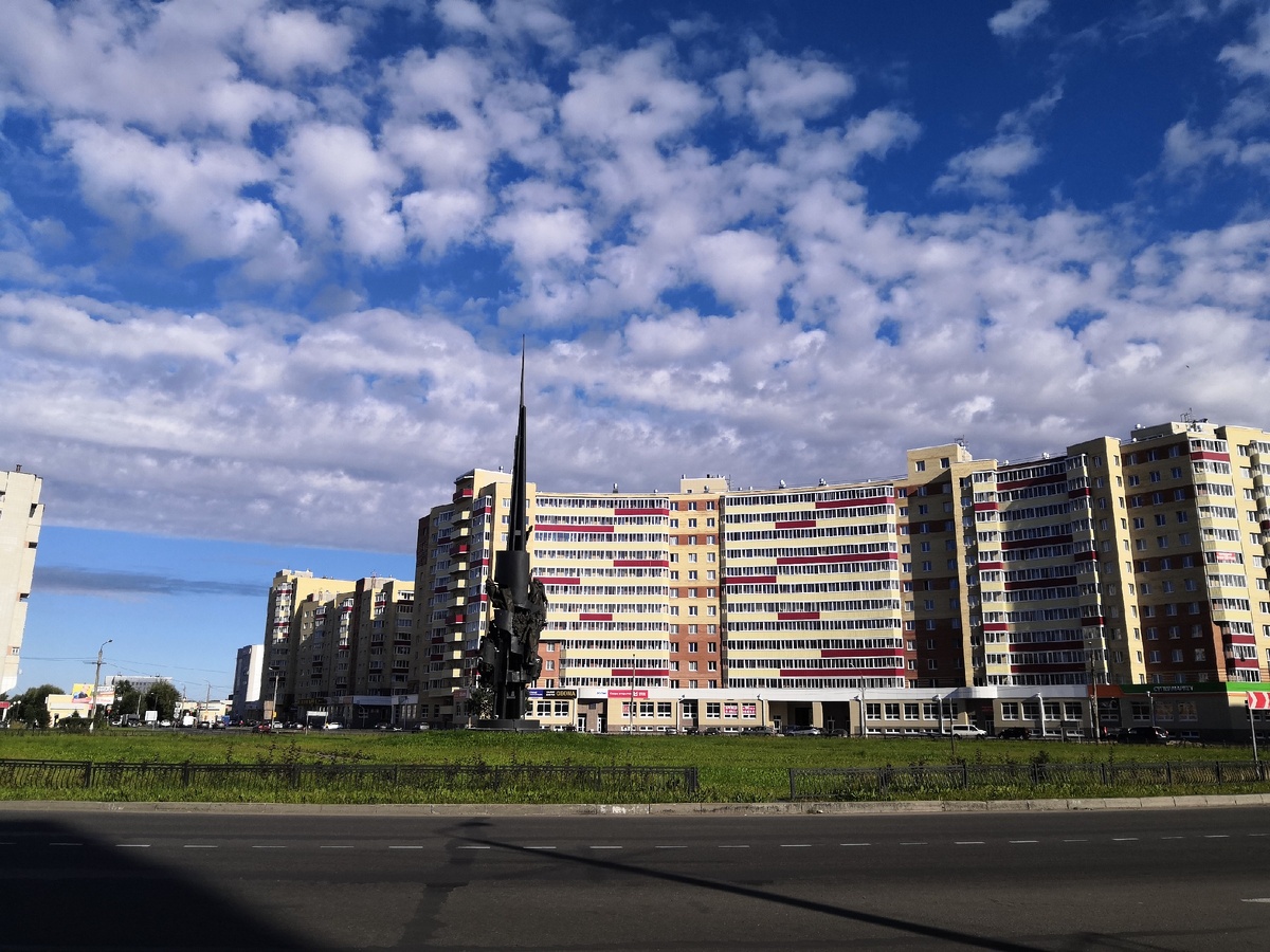 Площадь Давида Пашаева, на которой расположен памятник "Мир и труд".  Со стороны магазина "Циркульный"