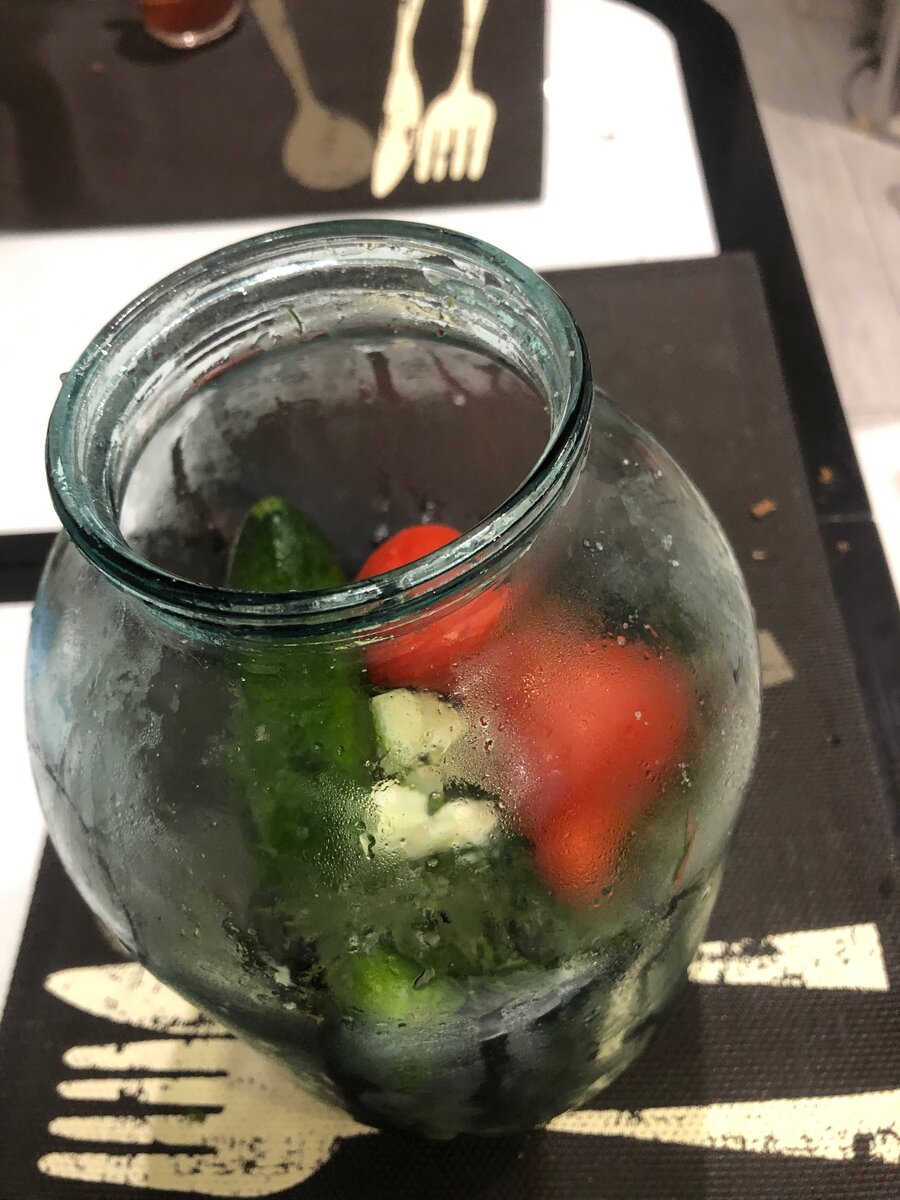 Кладем огурчики (молоденькие), помидорчики (по вашему усмотрению), много чеснока (у меня 1 головка молодого), соли 1 ст.ложку и сахар 1 ч.ложку, укропа не жалеем и всё это плотно закрываем крышкой. Я для ускорения соления использую крышку с возможностью откачки воздуха