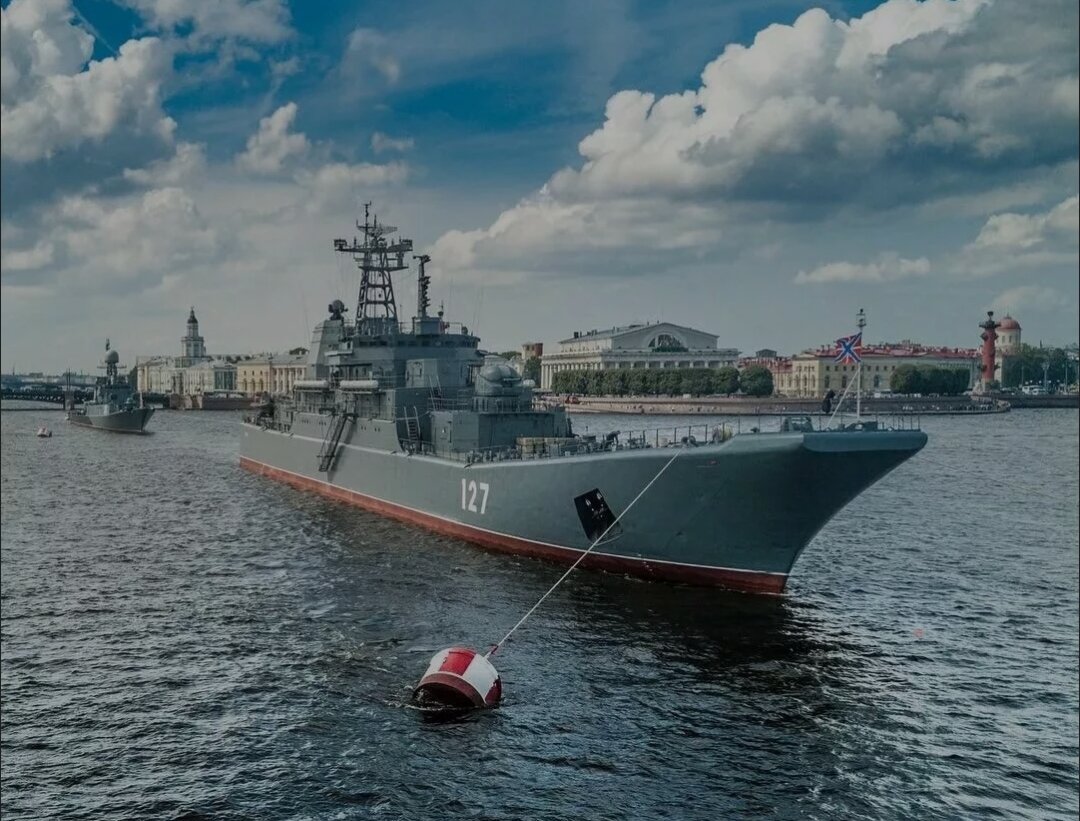 В Санкт-Петербурге завершился парад воеено морского флота. На параде присутствовалл рекордное количество кораблей.