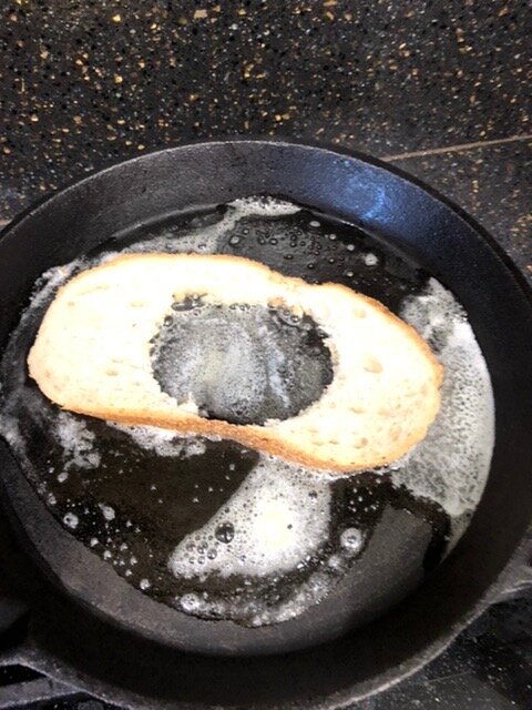 Батон прижаривал на сливочном масле