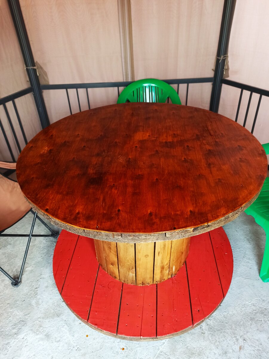 конечный вариант моего стола, на следующий день я покрыл его еще двумя слоями лака