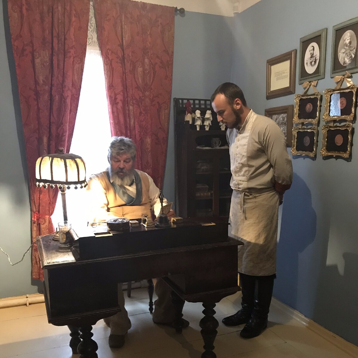 За конторкой купец - Петр Карпович Чуприков - лицо историческое. Фото Полины Кудрявцевой