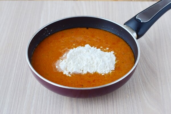 Подливка для котлет из томатной пасты. Соусы с мукой. Соус с мукой и томатной пастой. Подливка как в столовой с мукой. Подлива советских столовых.