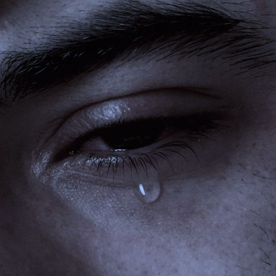 Ты плачешь? - Нет, соринка в глаз попала. Pinterest.ru