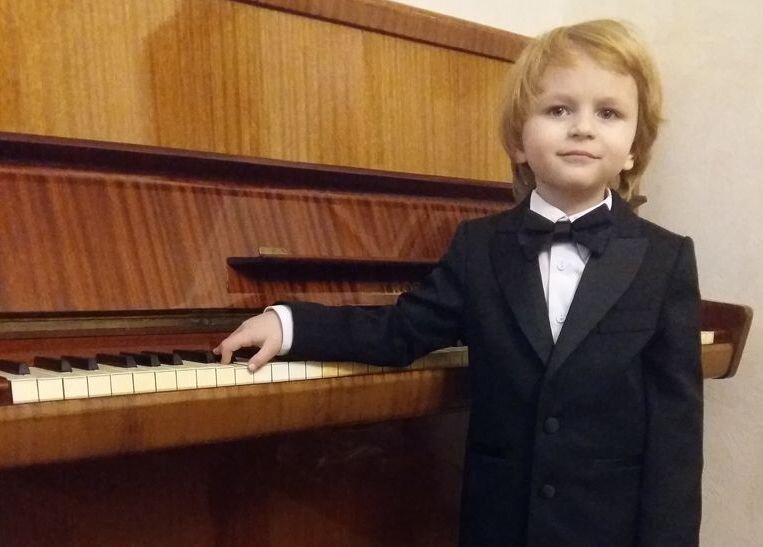 Елисей Мысин в 5 лет. Фото взято из открытого источника в Интернете. https://stavropolye.tv/uploads/post/201702/3ccf58ece3d86dffc70651394cde4de1-ok.jpg