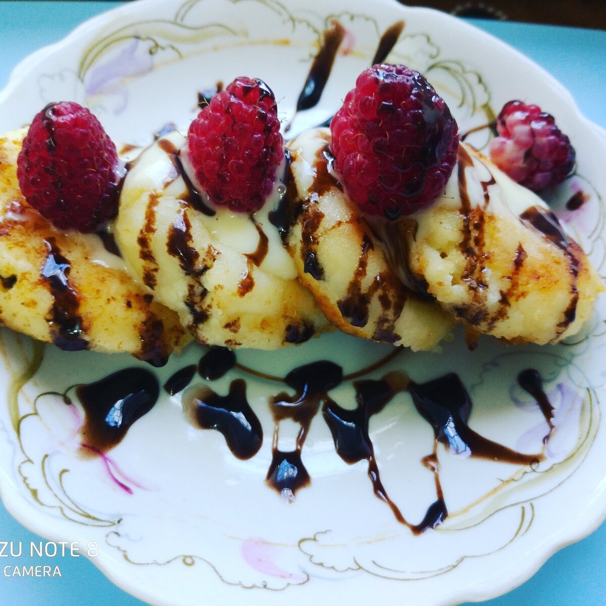 Сырники без яиц получаются очень мягкие нежные и вкусные, подойдут для тех кто сидит на диете и для маленьких деток

500г нежирного творога
100г манки
50г сахара
Для украшения любые ягоды, сгущенка, мед, растопленный шоколад, шоколадный топинг, все что есть дома.

Итак для начала
😋 смешать творог, манку и сахар.
😋Затем сформировать колобки и обвалять хорошо в муке.
😋 сковороду поставить на огонь , налить масло растительное и обжарить с двух сторон.
😋украсить на сколько хватит вашей фантазии

ПРИЯТНОГО ВАМ АППЕТИТА МОИ ХОРОШИЕ!!!!💋💋💋😉