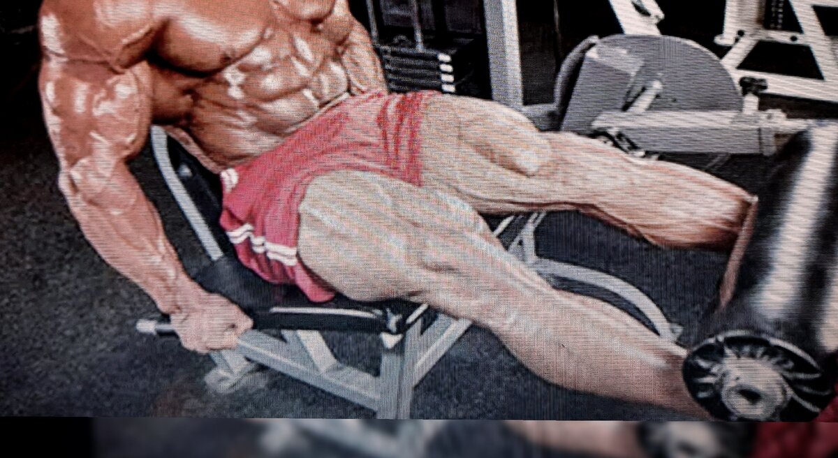 Разгибания ног в тренажёре