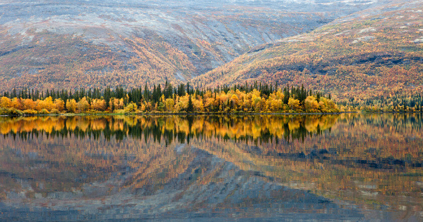 Озеро в Ловозерских тундрах на Кольском полуострове. «Сейд» в переводе с саамского языка означает «священный». Озеро расположено на высоте 189 м над уровнем моря. Длина Сейдозера — 8 км, ширина — от 1,5 до 2,5 км. 
По мнению ряда писателей-фантастов и уфологов, одно из предполагаемых мест существования гиперборейской цивилизации. Искатели неизведанного изучают эти места с 1922 года.