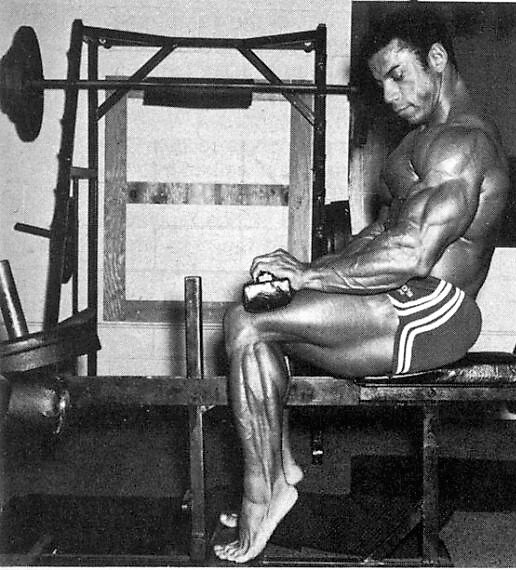 Подъемы на носки сидя