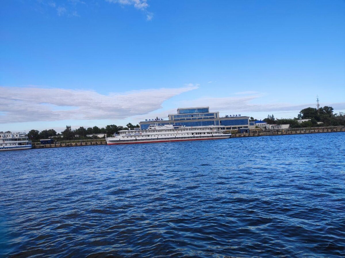Где побывать? Что посмотреть? Казань - очень красивый город, смешение разных культур придает этому городу необычайный колорит и создает особенную атмосферу. Как и где мы гуляли в самой Казани, я расскажу в других статьях, а сейчас мне бы хотелось рассказать, как мы плавали на теплоходе из Казани в Свияжск. Мы сами живем в Иннополисе (об этом городке расскажу как-нибудь отдельно) и, чтобы доехать до речного вокзала, нам пришлось преодолеть немалое расстояние на двух автобусах.  Так как в кассах порта нет такой услуги, как покупка билетов онлайн, мы решили, на всякий случай, позвонить в справочную и уточнить, есть ли свободные места на скоростной теплоход до Свияжска. Нам повезло, билеты еще были.  А когда приехали на речной вокзал, прошли небольшой контроль на наличие масок, перчаток и отсутствие запрещенных предметов в сумочках. Купили билеты на метеор, стоимость которых 700 руб для взрослых. В эту стоимость входит отправление в Свияжск и обратно. В самом Свияжске дано 3,5-4 часа, чтобы погулять. Итак, мы отплыли в 13.30, а обратно в Казань в 17.00 За это время мы успели пообедать в кафе, погулять по окрестностям. Честно говоря, хотелось погулять подольше, как-то все второпях получилось. Даже в храмы не заходили и по музеям не погуляли. Ну а теперь, дабы не грузить вас больше текстом, смотрите фото и видео: Ах, да! Небольшой лайфхак: Не торопитесь занять места в носовой части теплохода, где панорамные окна. Они мутноватые, через них фотографировать не очень... А вот в средней части, есть возможность выйти у тамбуры, там низкая дверца и нет окон. Можно фотографировать и снимать захватывающие видео, как например, я засняла, как мы плыли наперегонки с другим метеором))) Но будьте осторожны, там сильный ветер, одно неверное движение, и ваш смартфон останется в Волге...   