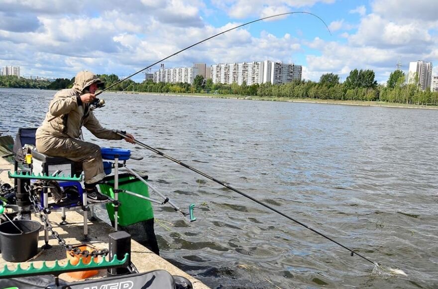 Держите удилище под углом, но не вертикально