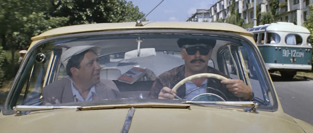 ПАЗ-652Б, справа на втором плане, задняя светотехника модификации "Б", габаритные огни на крыше новой формы © Мосфильм