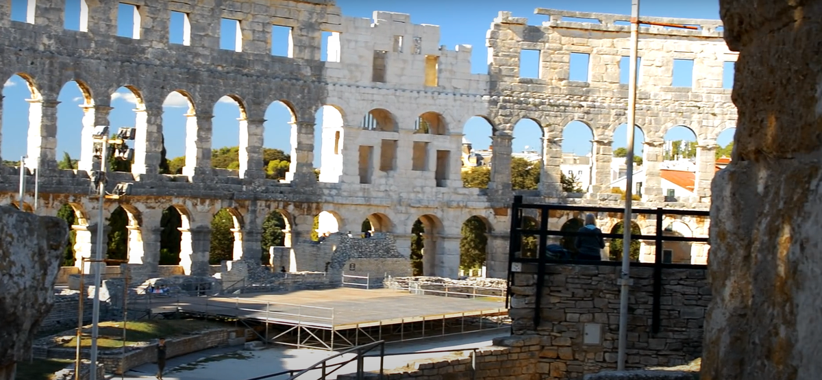 Амфитеатра из города Пула