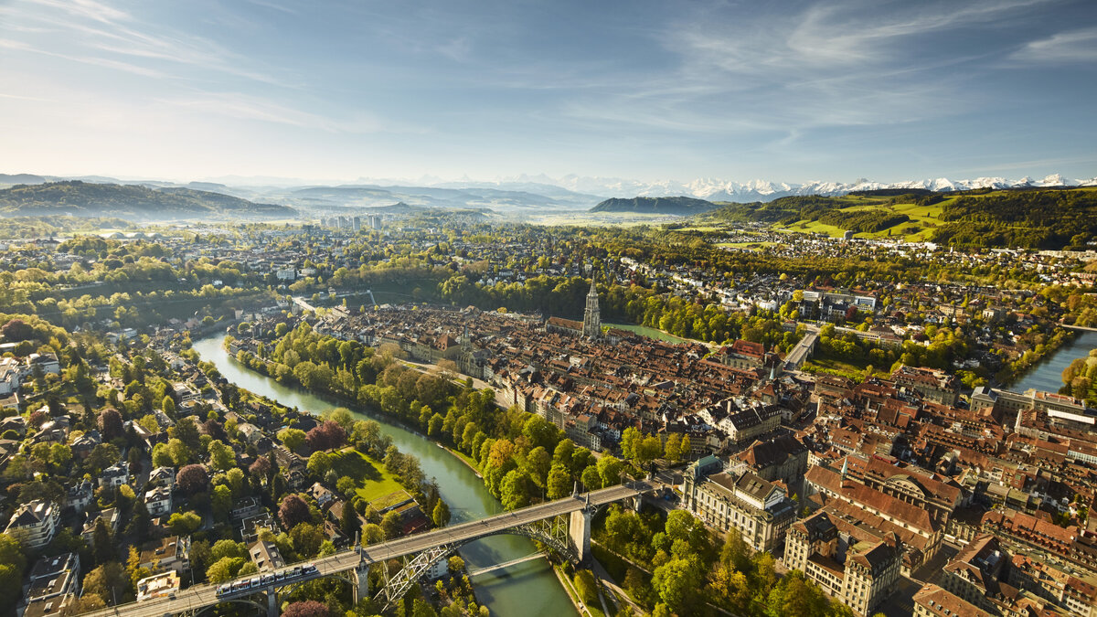 Столица швейцарии сейчас 2023. Bern Швейцария. Берн столица. Берн виды города. Город Берн Швейцария сверху.