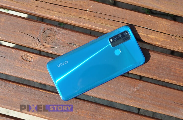 Крышка смартфона выполнена из пластика, края закруглены, а сама панель выкрашена в голубой глянцевый цвет. Блок камер по дизайну очень схож с тем, что сделали OPPO на своих бюджетках, дактилоскопический датчик расположен чуть выше середины крышки.