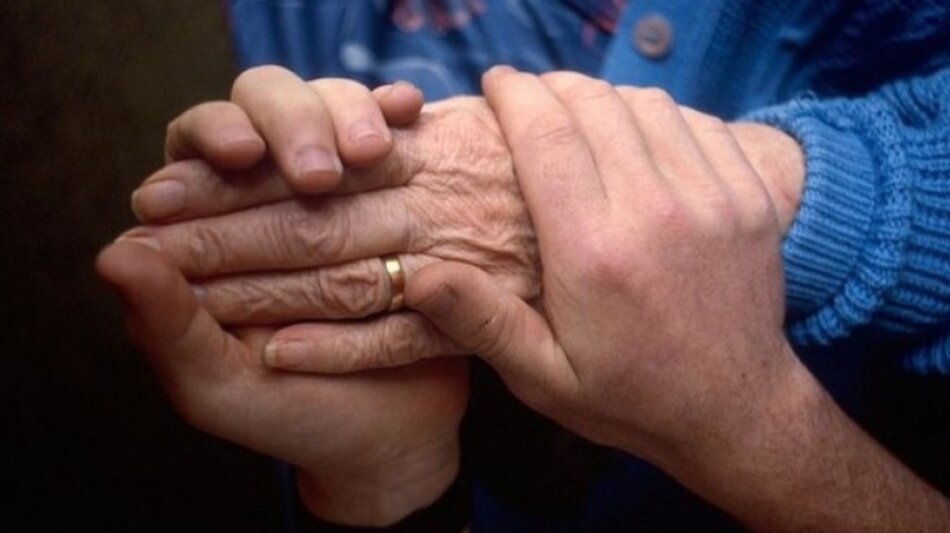 Кому нужна одинокая пожилая женщина: почему наша мама после ухода папы так  и осталась одна | Блогерство на пенсии | Дзен