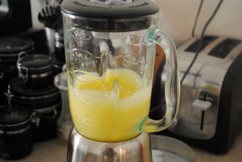 Смешиваем яйца, сыры и соль в блендере