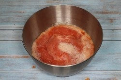 ШАГ 1:
Тщательно моем помидоры, вытираем их полотенцем, с помощью ножа удаляем все подпорченное (если есть). Режем помидоры на кусочки среднего размера, удаляя белые жесткие прожилки. Кусочки помидоров пропускаем через мясорубку.