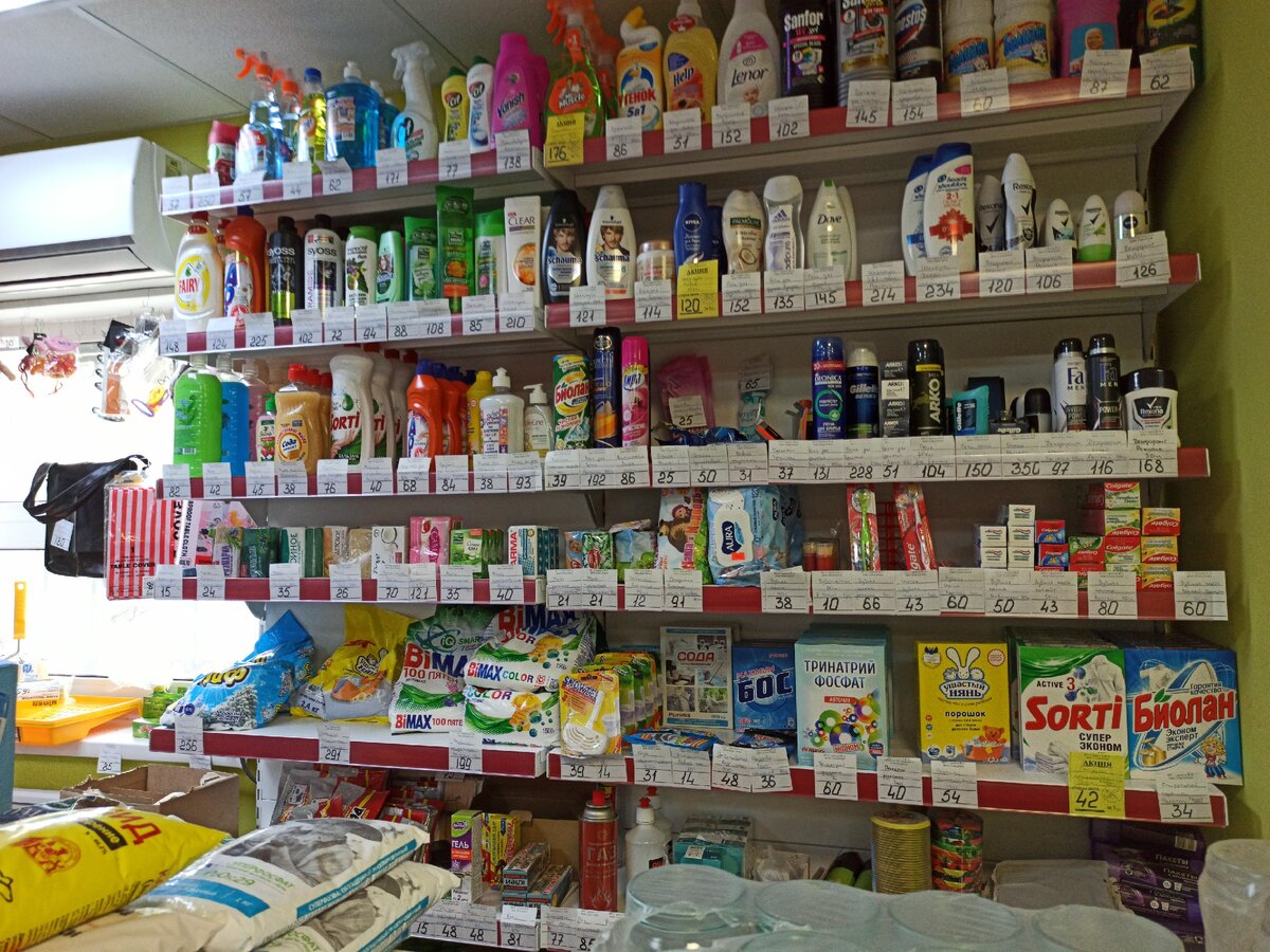 Витрина нашего магазина под девизом "есть все!"