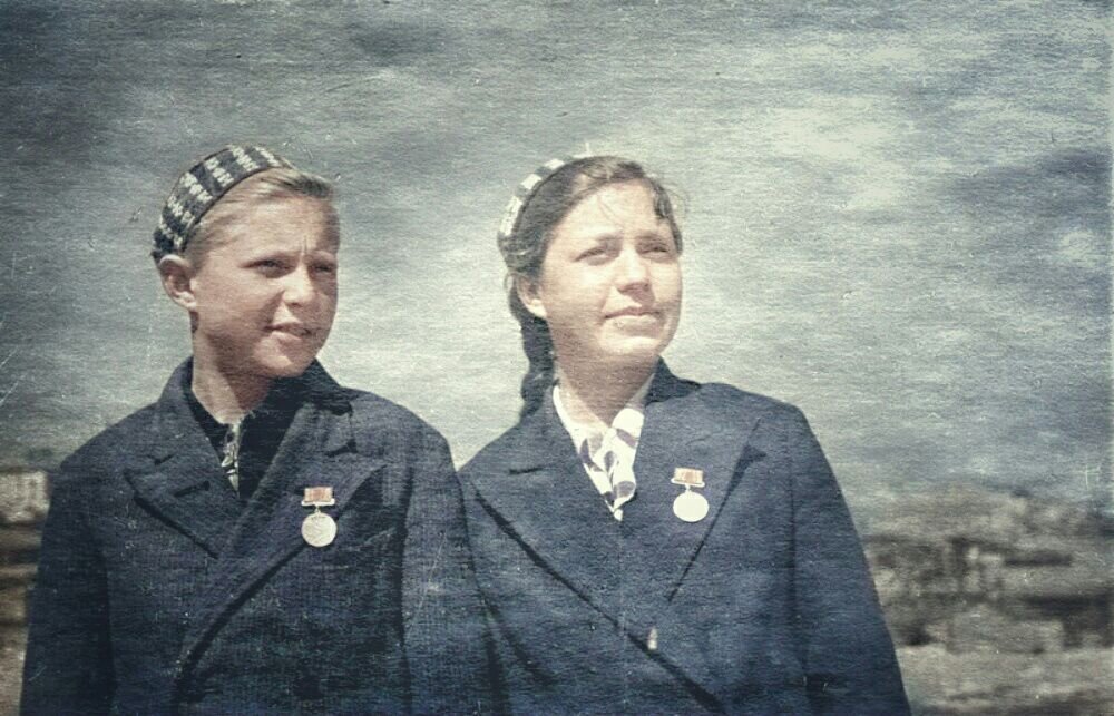 Виктор и Вера Снитко, награжденные медалями «За боевые заслуги» за героическое тушение зажигательных бомб, сброшенные фашистскими летчиками. Апрель 1942